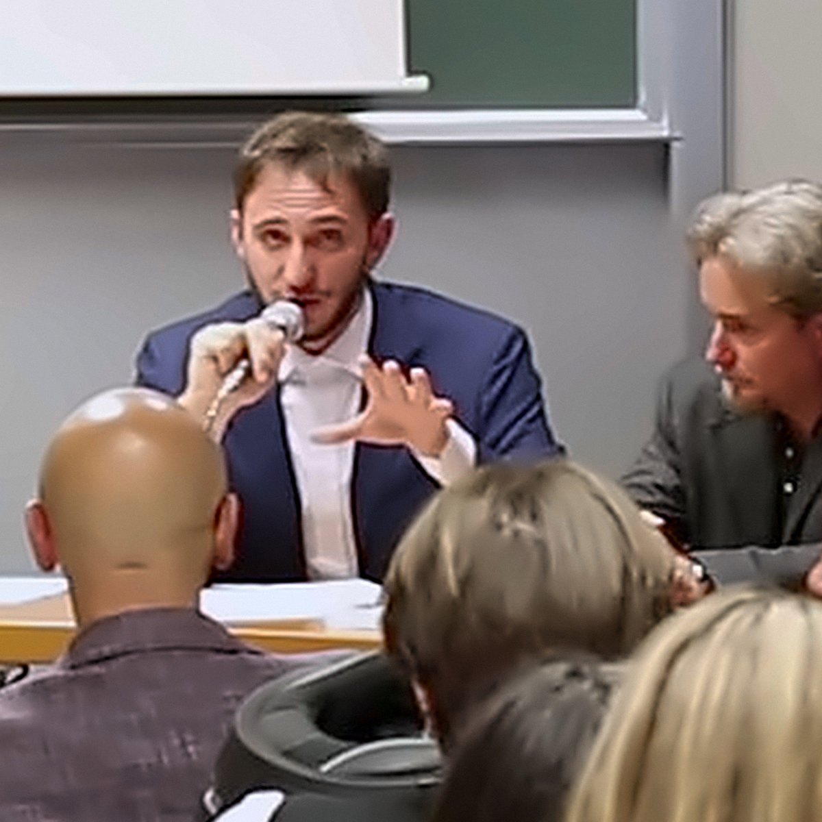 Giuseppe D'Avino mentre parla al microfono